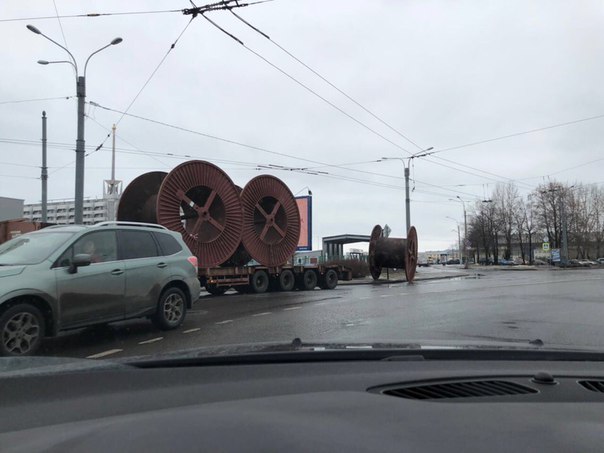 На В.О у Морского вокзала трал потерял груз) Дорожный знак ценой своей жизни его остановил