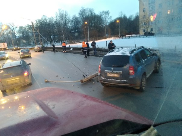 На Петергофском шоссе Renault Дастер на пару с Chevrolet Круз уронили столб, Водитель на ногах
