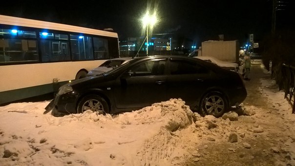 У метро Волковская автобус лихо поворачивал налево и снес пару припаркованных легковушек. Владельцам...
