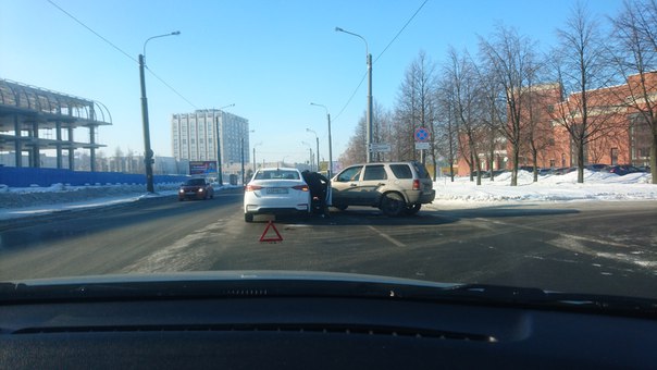 Солнце ослепило водителя внедорожника, который выезжая на Фучика в сторону Белградской не увидел сле...