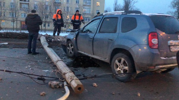 На Петергофском шоссе Renault Дастер на пару с Chevrolet Круз уронили столб, Водитель на ногах