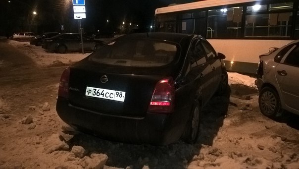 У метро Волковская автобус лихо поворачивал налево и снес пару припаркованных легковушек. Владельцам...
