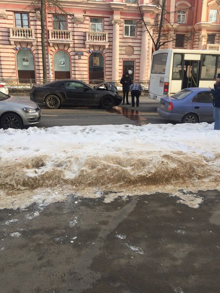 В Петергофе разбили Мустанг об Маршрутку