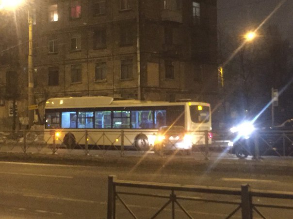 ЯндТакси не смог проехать сквозь 56 автобус, на остановке перед Сортировкой в сторону Купчино