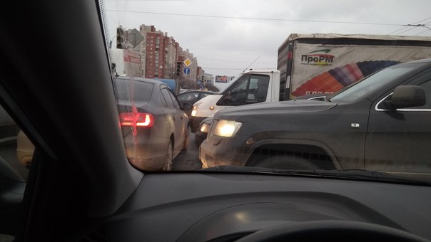 Не работает светофор на пересечении Бухарестская и Славы. Плотнее не куда. Выбирайте другой маршрут