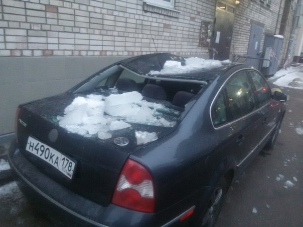 На Большеохтинском проспекте с крыши дома 6 упала льдина на Passat
