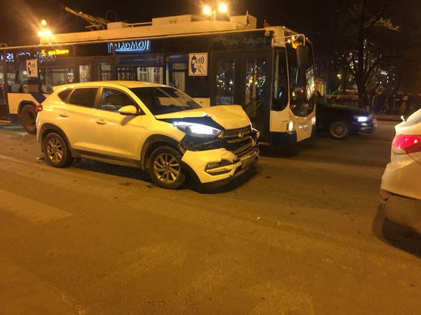 На Невском 54, Гостиного двора, Два кроссовера Hyundai ударились и сразу разъехались