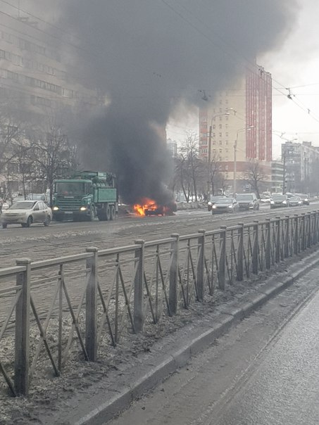 На Бухарестской улице рядом с метро Международная горит машина БМВ.