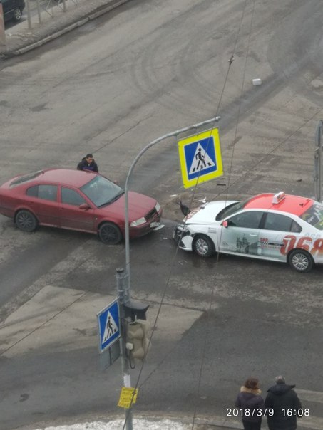 На перекрестке Кантемировской и Грибалевой столкнулись Октавия, такси и Mercedes, сломавший светофор...