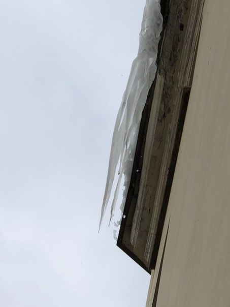 На наб. Мартынова 16, на Крестовском острове, с крыши элитного дома упала огромная глыба льда на при...