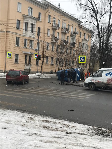 На улице Оскаленко авария. Объезжаем по Серебрякову переулку.