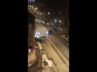На Мытнинской улице 26. Видимо столкновение и вылет в припаркованный внедорожник.