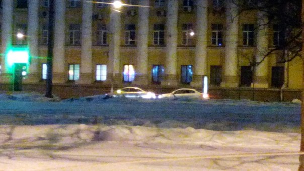 Дтп на Ждановской ул., Рио догнала Ладу Веста. Повреждений почти нет, ждут гайцов.