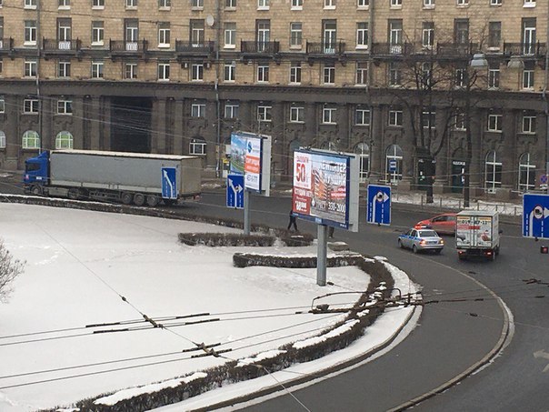 На Комсомольской площади фура оторвала бампер красной легковушке