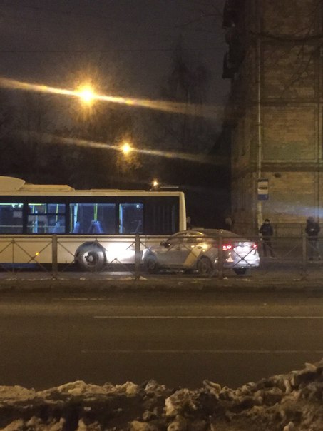 ЯндТакси не смог проехать сквозь 56 автобус, на остановке перед Сортировкой в сторону Купчино