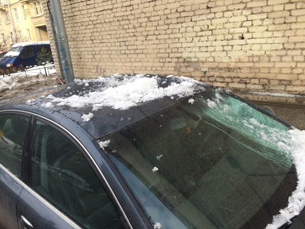 На Сестрорецкой улице между домами 2 и 3 с крыши упала огромная глыба льда пострадали 2 машины у обе...