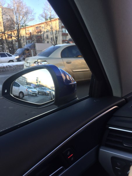 На перекрёстке ул. Ленсовета и ул. Орджоникидзе три машины совершили столкновение.