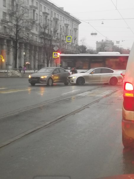 Жёсткое ДТП, на пересечении Севастьянова и Благодатной, трамваи встали к Гагарина. Мешают нормально....