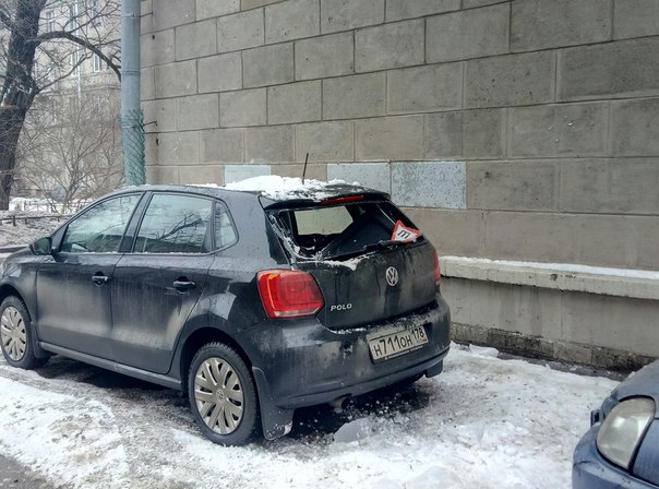 По улице Савушкина произошло обрушение льда с кровли дома, прямо на автомобиль стоящий рядом с ним, ...