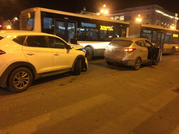 На Невском 54, Гостиного двора, Два кроссовера Hyundai ударились и сразу разъехались