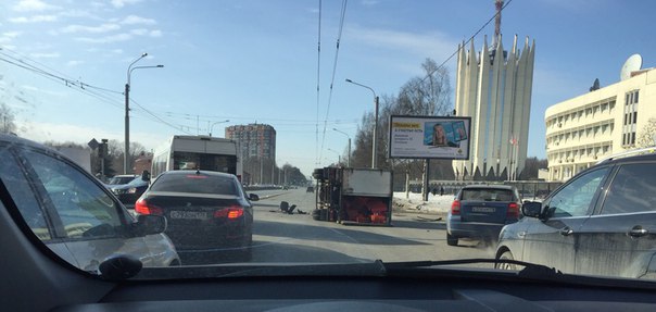 На пересечении Светлановского и Веденеева БМВ уронила на бок Газель, Газель же в ответ метким броско...