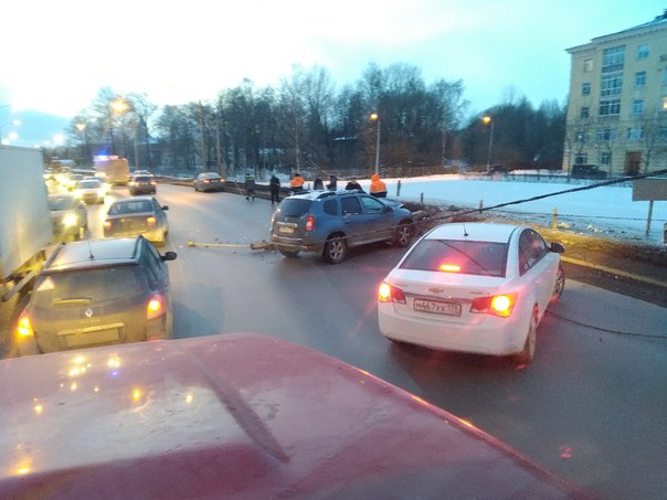 На Петергофском шоссе Renault Дастер на пару с Chevrolet Круз уронили столб, Водитель на ногах