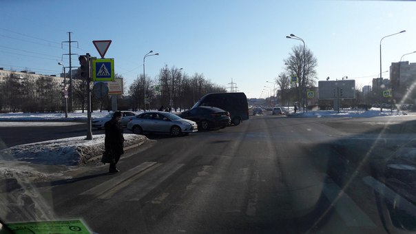Воскресное утро было испорчено у двух автолюбителей на перекрёстке Маршала Блюхера и Кондратьевског...