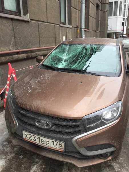 На Кузнецовской с дома 42 падает лёд, на этот раз жертвой стала Lada X-Ray