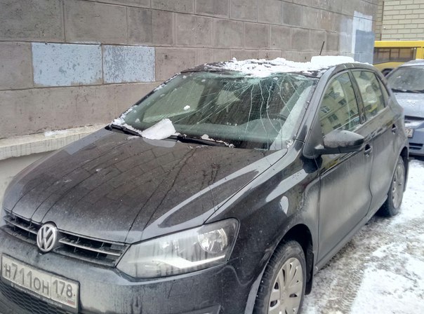 По улице Савушкина произошло обрушение льда с кровли дома, прямо на автомобиль стоящий рядом с ним, ...