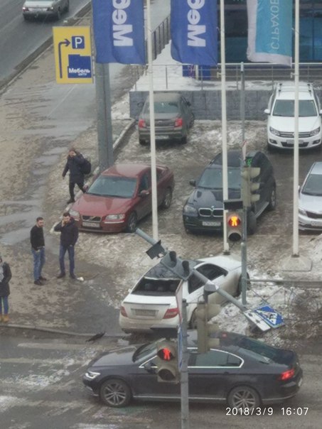 На перекрестке Кантемировской и Грибалевой столкнулись Октавия, такси и Mercedes, сломавший светофор...