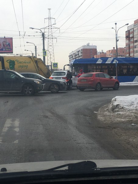 Пересечение Богатырского пр. и Гаккелекской ул. Пробки пока нет.