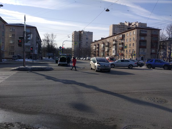Таксисту после столкновения с Ситроеном на перекрестке улиц Ленсовета и Орджоникидзе пришлось прове...