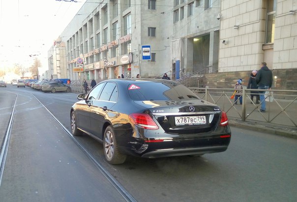 На площади Ленина Mercedes из Москвы в повороте залез под большегруз из Карелии. Трамваи встали во в...