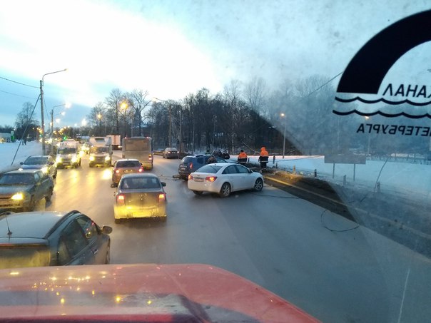 На Петергофском шоссе Renault Дастер на пару с Chevrolet Круз уронили столб, Водитель на ногах