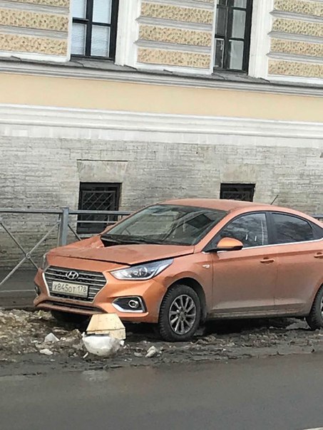 В Пушкине на Оранжерейной улице на капот новенькому Солярису прилетел кусок трубы со льдом.