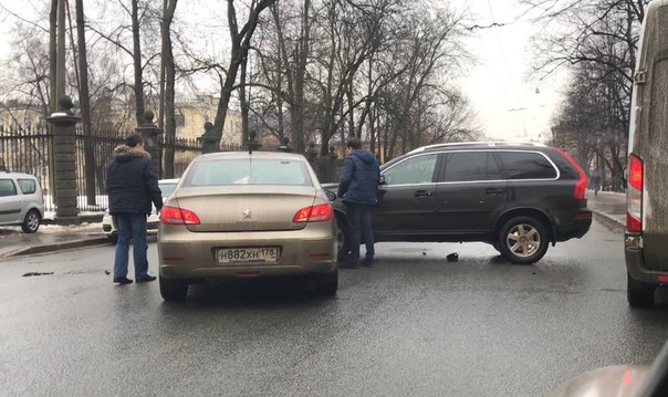 В Петербурге взаимная невежливость обернулась столкновением автомобилей