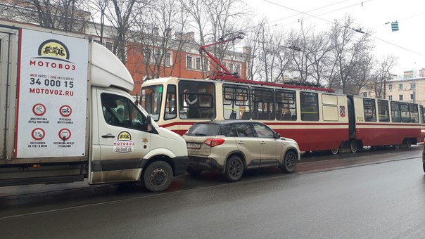 Перестроился перед "учителем", объезжая маршрутку на Комсомола.