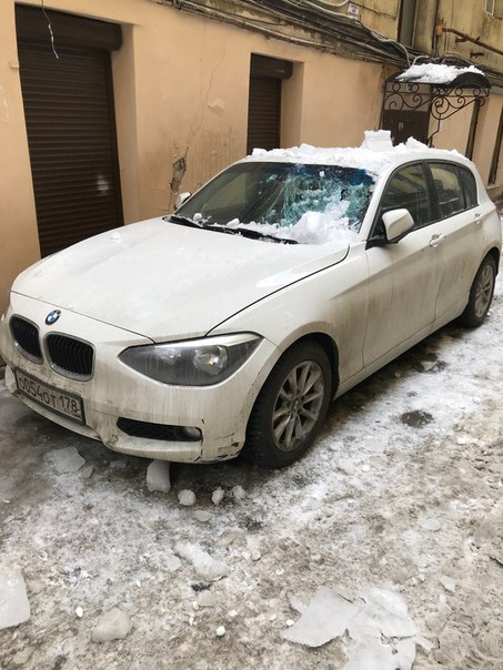 Во дворе дома 1 по улице Некрасова с крыши упал лёд на припаркованную БМВ разбив ей оба стекла