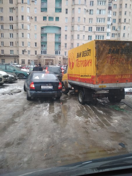 Московское шоссе 25/2 заблокирован выезд. Ждём полицию. Не ДТП.