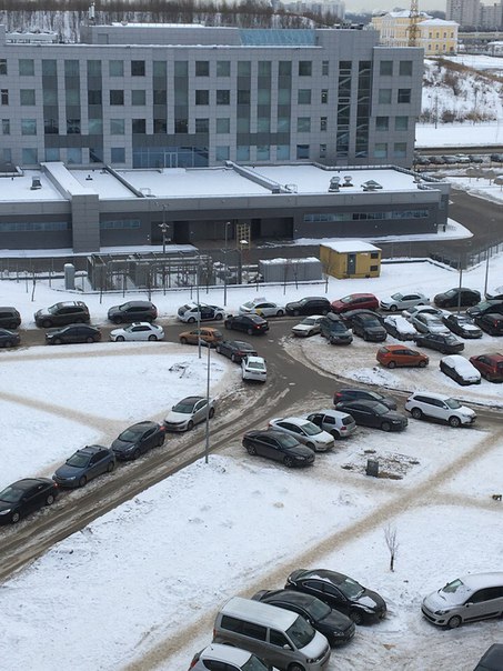 Яндекс такси ушёл от столкновения с Хендаем в припаркованную BMW на Яхтенной 22 к1