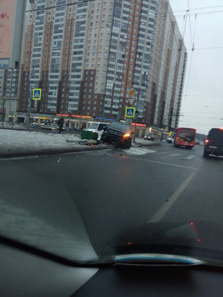 ДТП на перекрестке Богатырского и Коломяжского проспектов. Mercedes сломал светофор, Будет неприятно...