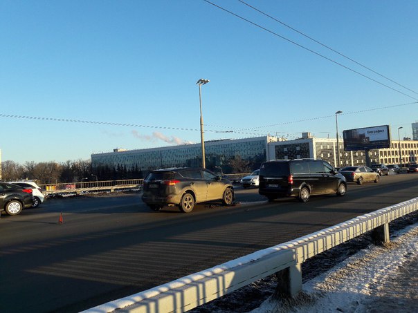 На Кантемировском мосту, в самой верхней его точке, ярко освещенные утренним солнцем, мерзнут девчон...