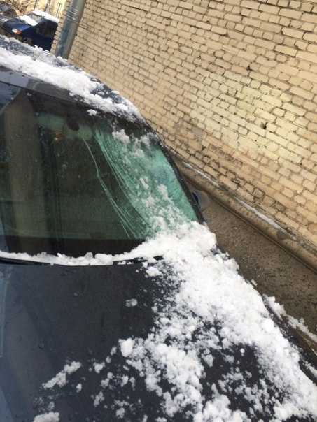 На Сестрорецкой улице между домами 2 и 3 с крыши упала огромная глыба льда пострадали 2 машины у обе...