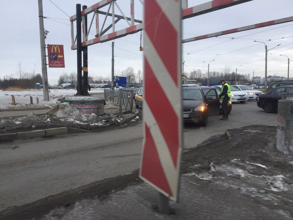 Любимое Кудрово. Прямо на въезде. Заезжают по встречке