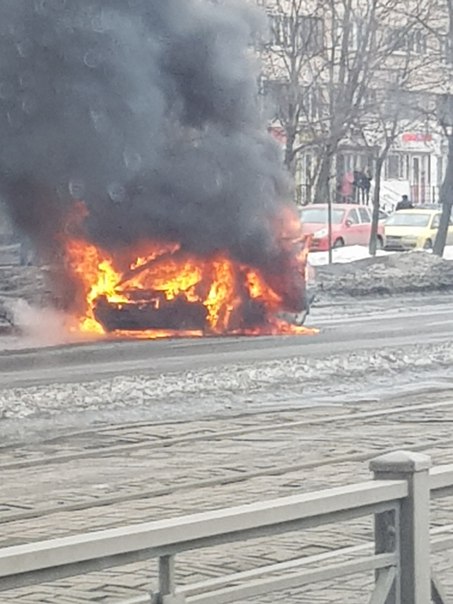 На Бухарестской улице рядом с метро Международная горит машина БМВ.