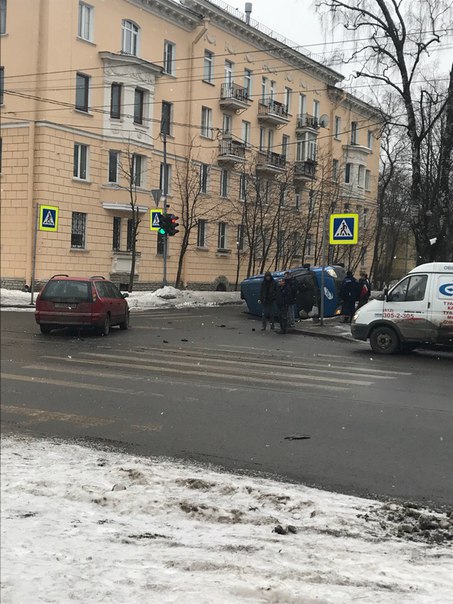 На улице Оскаленко авария. Объезжаем по Серебрякову переулку.