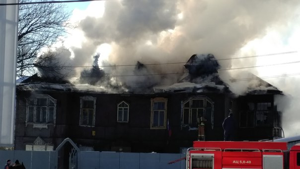 Горит дом в п. Левашово у ж/д станции.