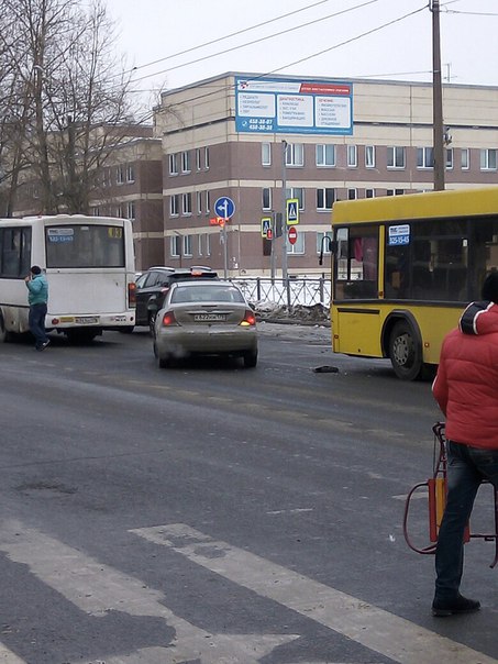 83 маршрутка сшибла зеркало 105 автобусу на Замшиной / Мечникова. Мешают не особо.