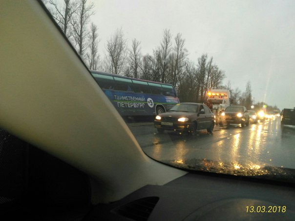 На Колпинском шоссе, в сторону города, любитель обочин на автобусе немного приуныл. Работает эвакуа...