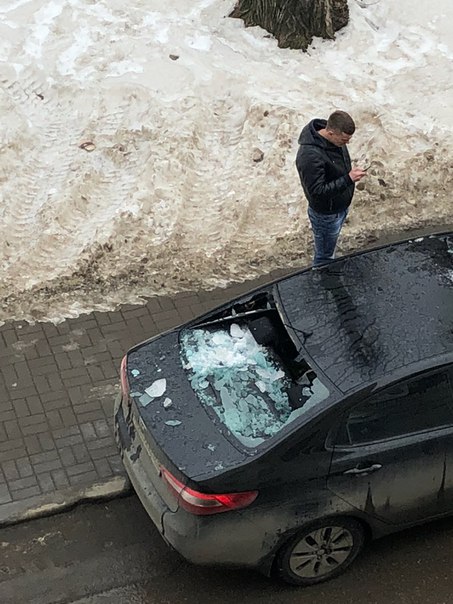 На наб. Мартынова 16, на Крестовском острове, с крыши элитного дома упала огромная глыба льда на при...